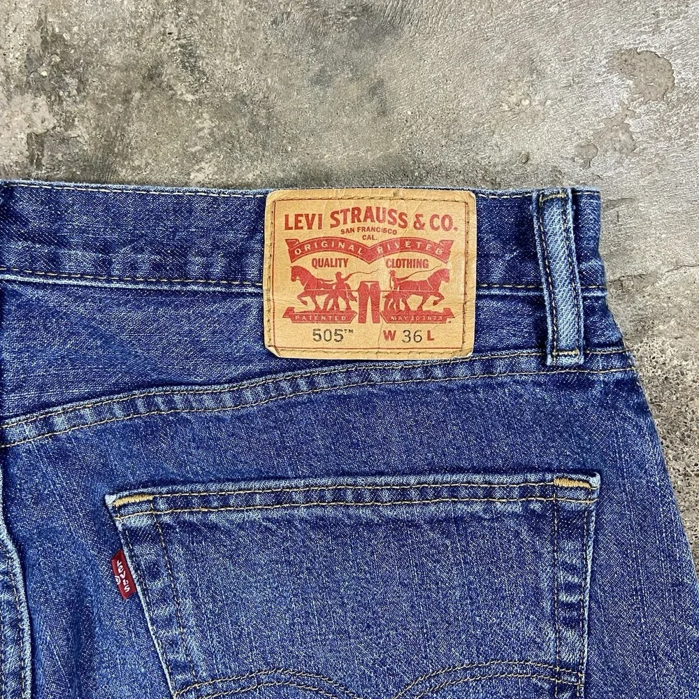 Levi's 505 Jean Shorts Size 36 Blue Denim Medium Wash Regular Fit Dirstressed